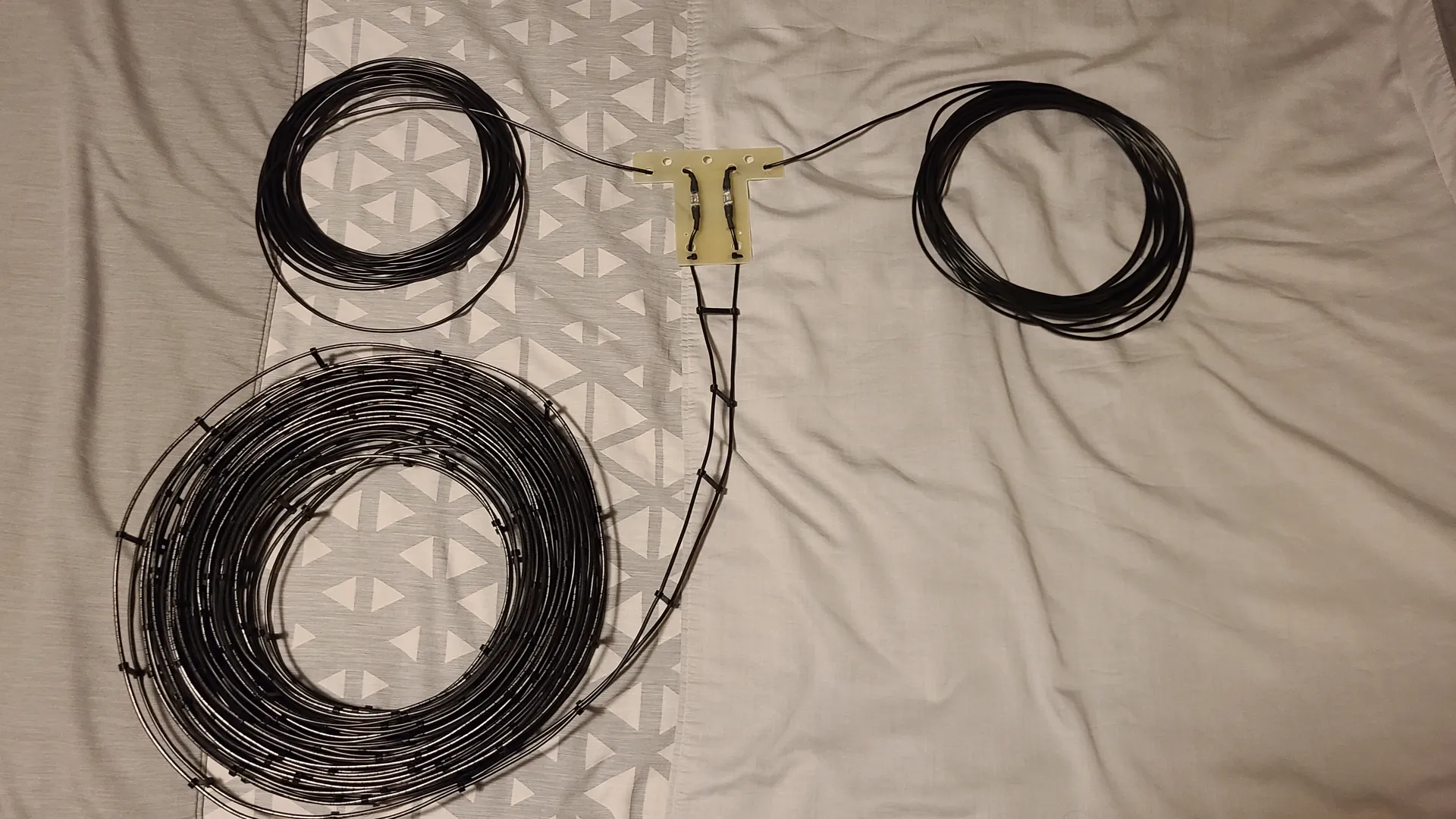 Feedline connected to the elements